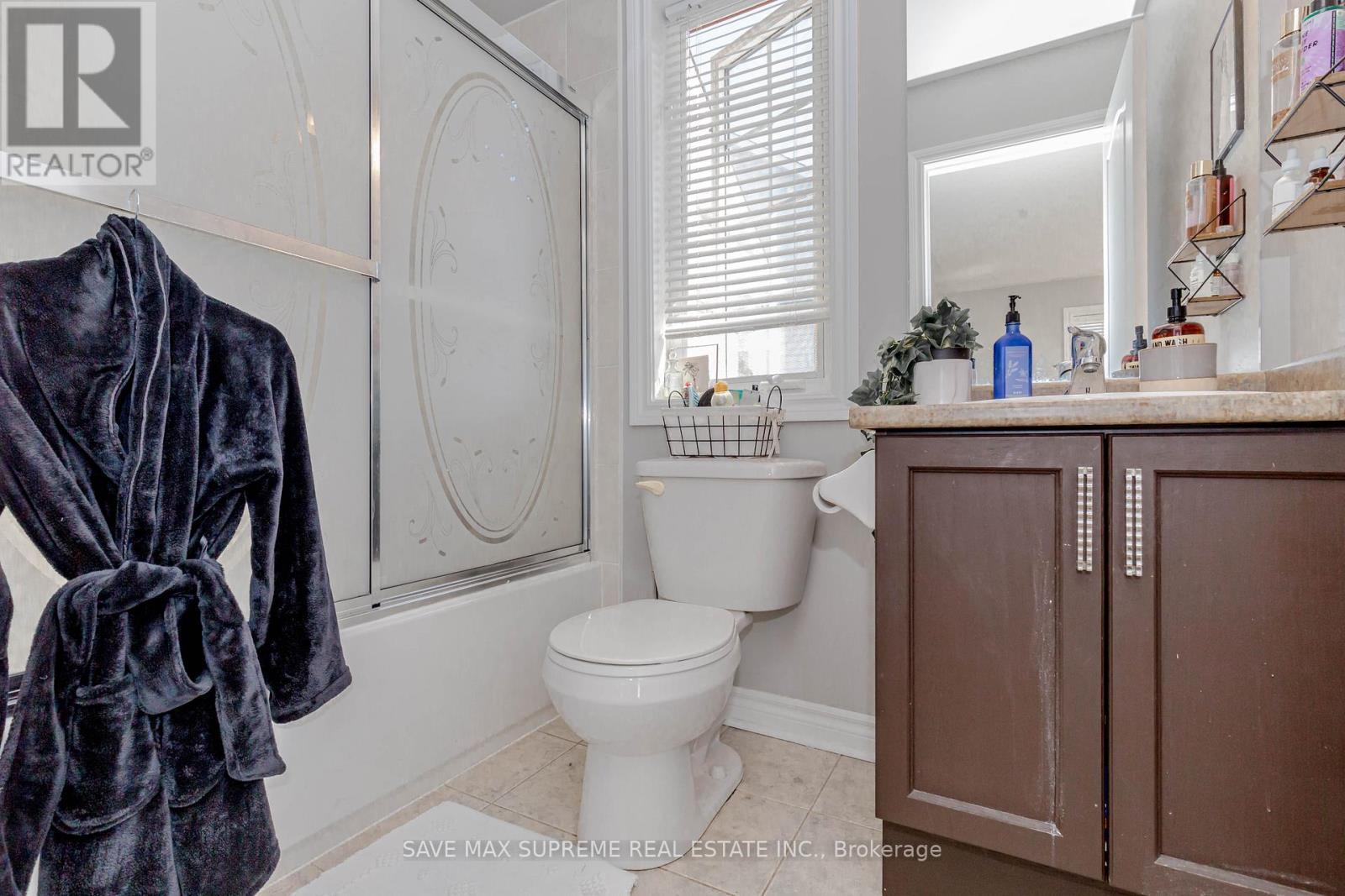 135 Prince William Way, Barrie, ON - Indoor Photo Showing Bathroom