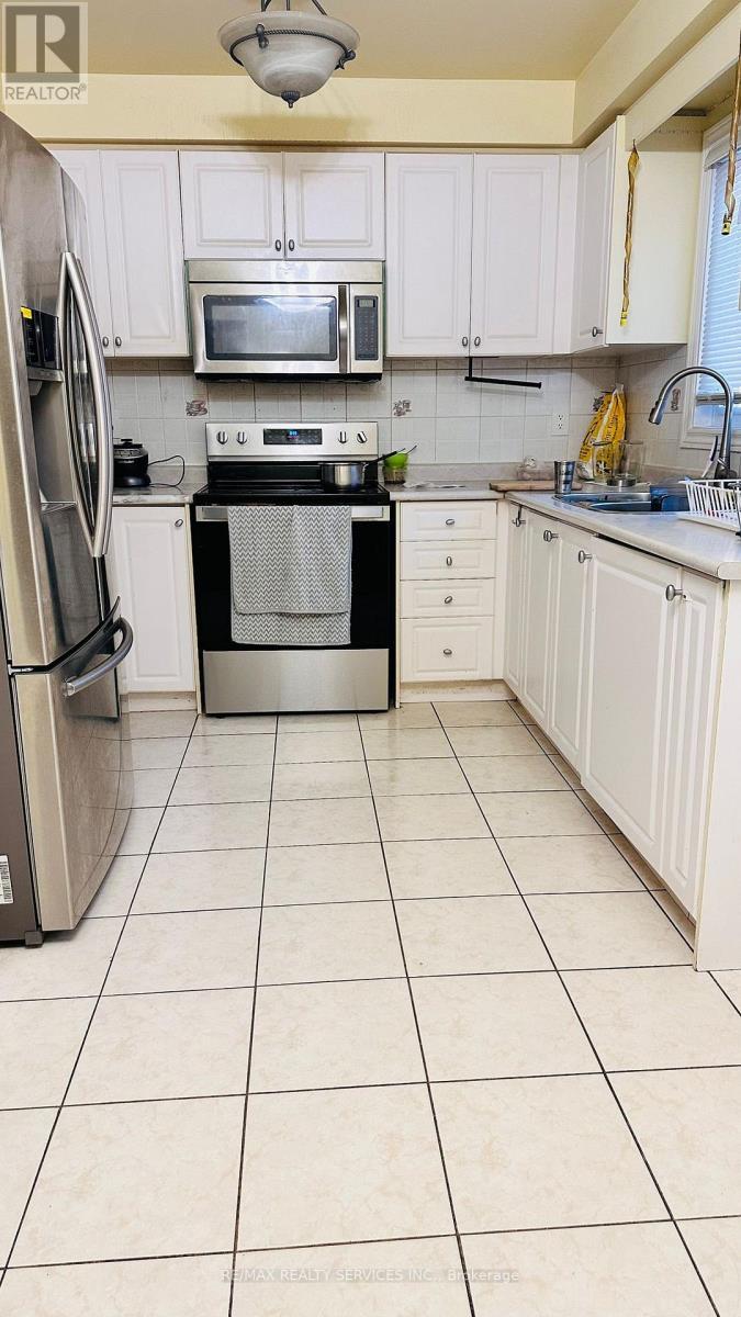 19 Flatlands Way, Brampton, ON - Indoor Photo Showing Kitchen With Double Sink