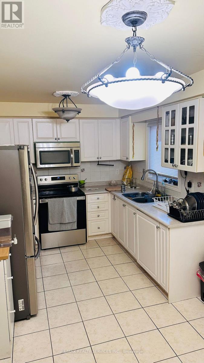 19 Flatlands Way, Brampton, ON - Indoor Photo Showing Kitchen With Double Sink