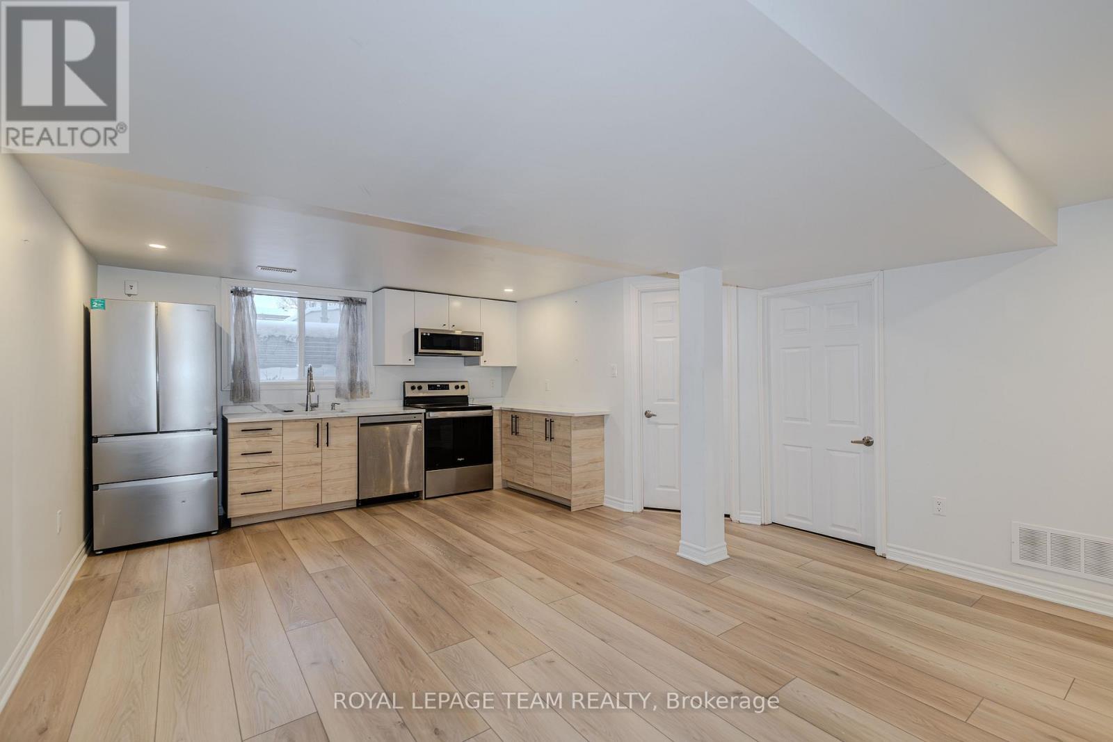 B - 37 Ballantrae Way, Ottawa, ON - Indoor Photo Showing Kitchen