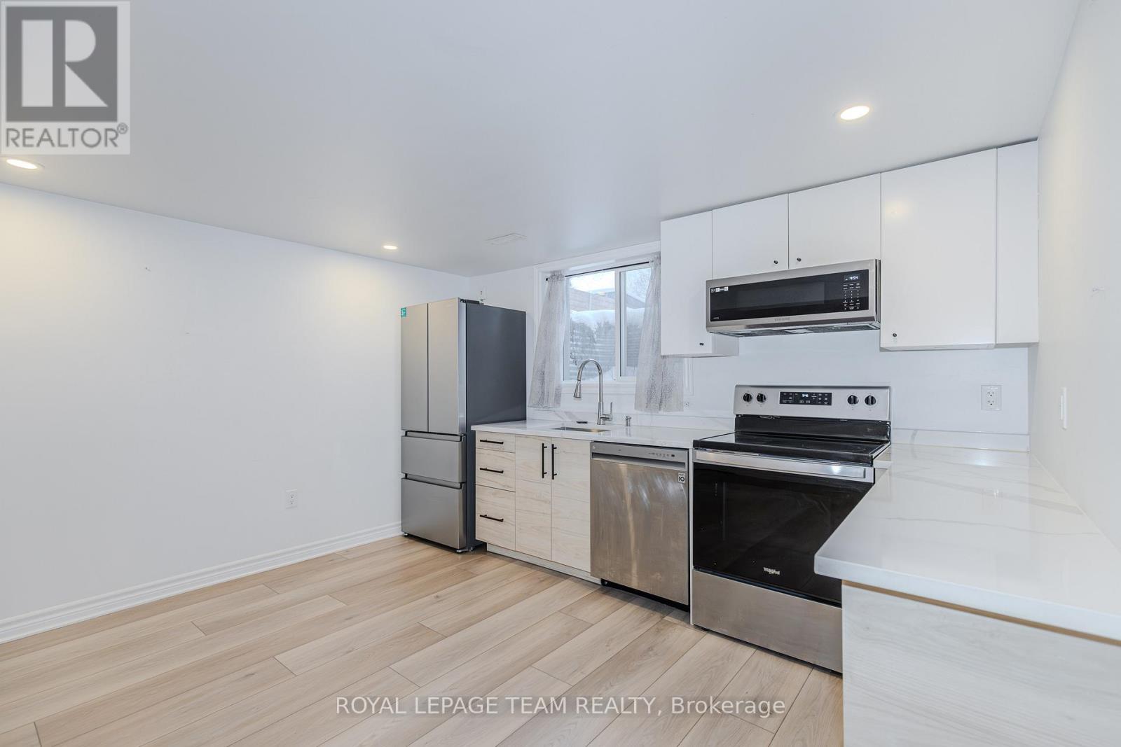 B - 37 Ballantrae Way, Ottawa, ON - Indoor Photo Showing Kitchen