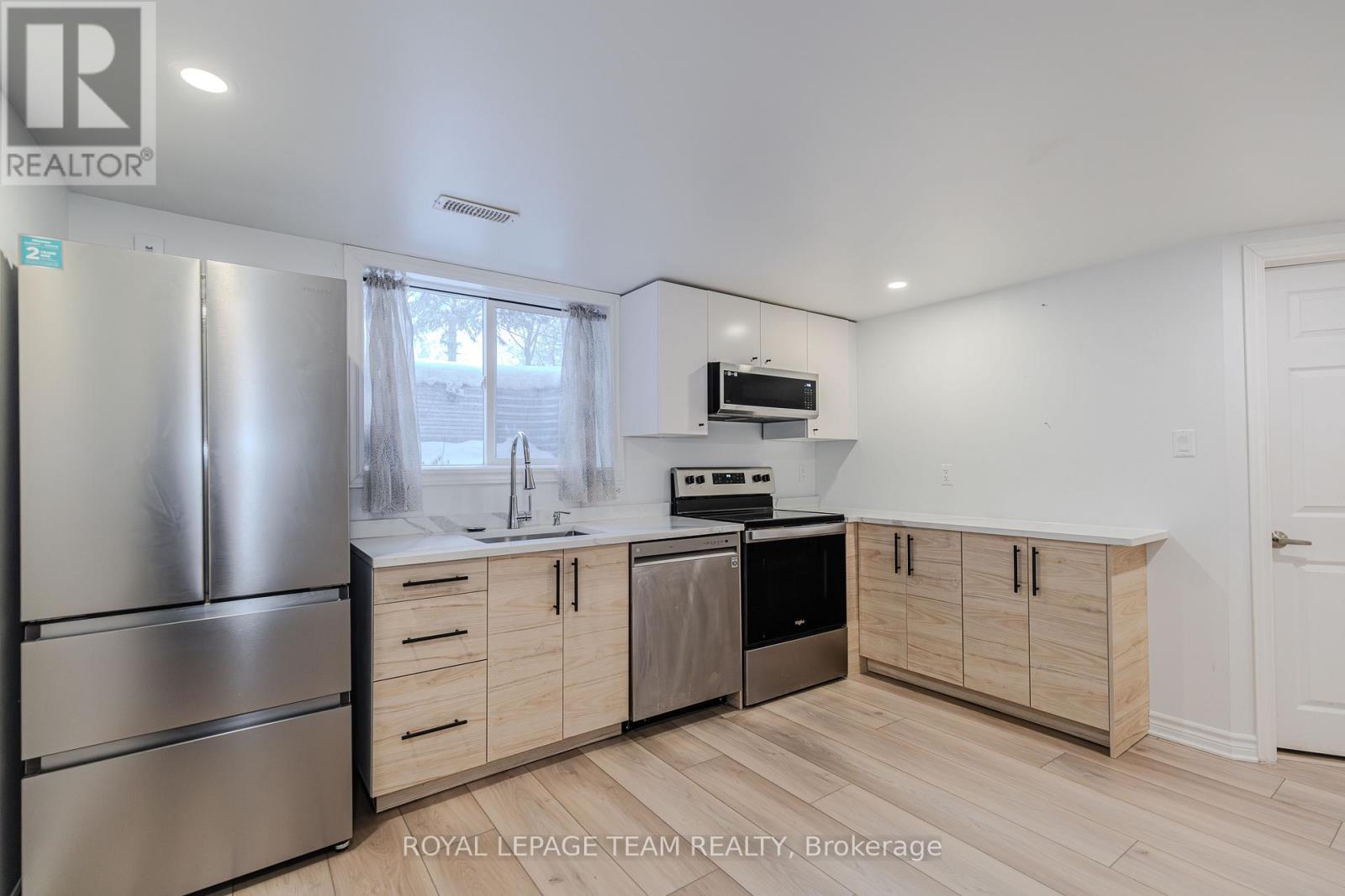 B - 37 Ballantrae Way, Ottawa, ON - Indoor Photo Showing Kitchen