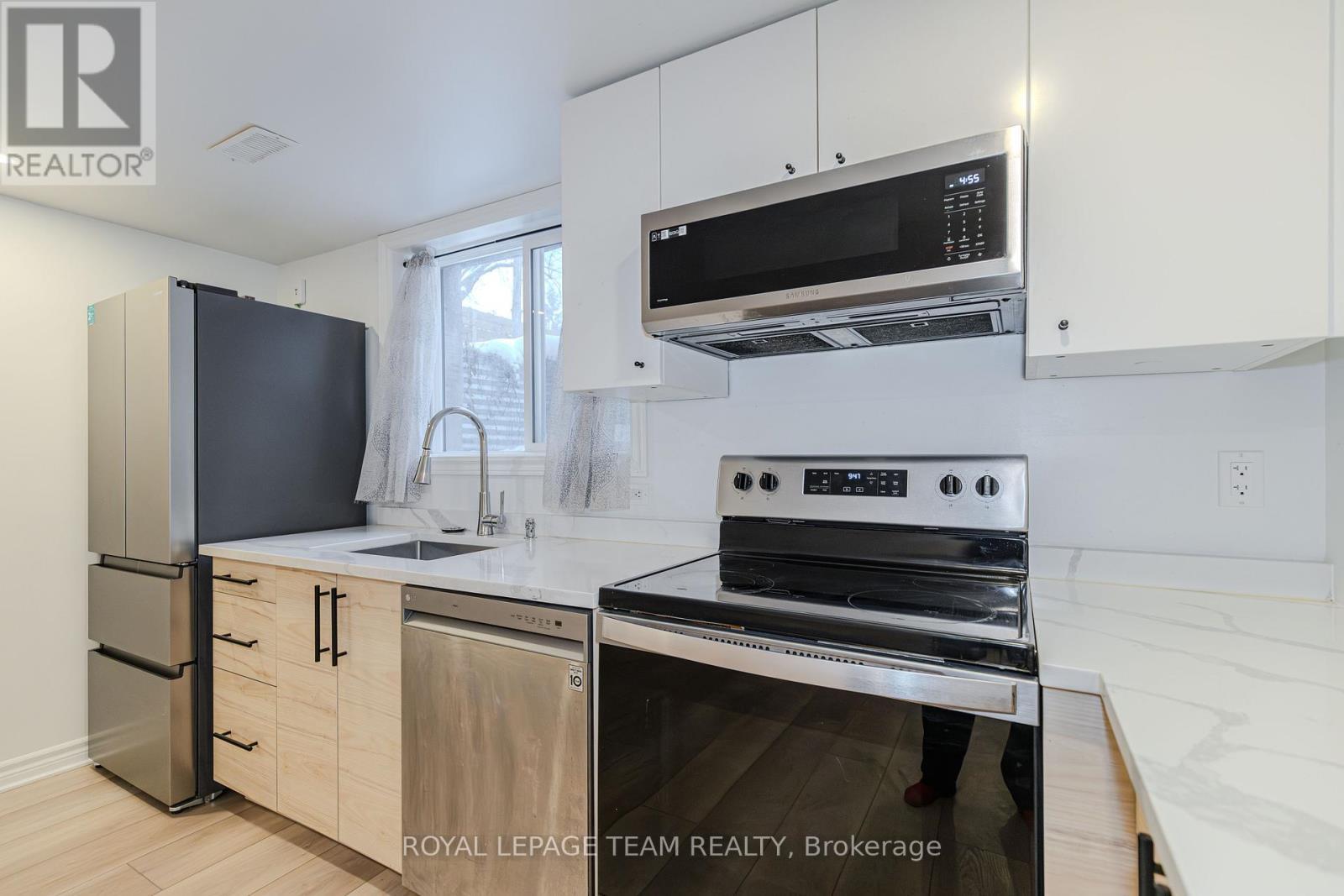B - 37 Ballantrae Way, Ottawa, ON - Indoor Photo Showing Kitchen