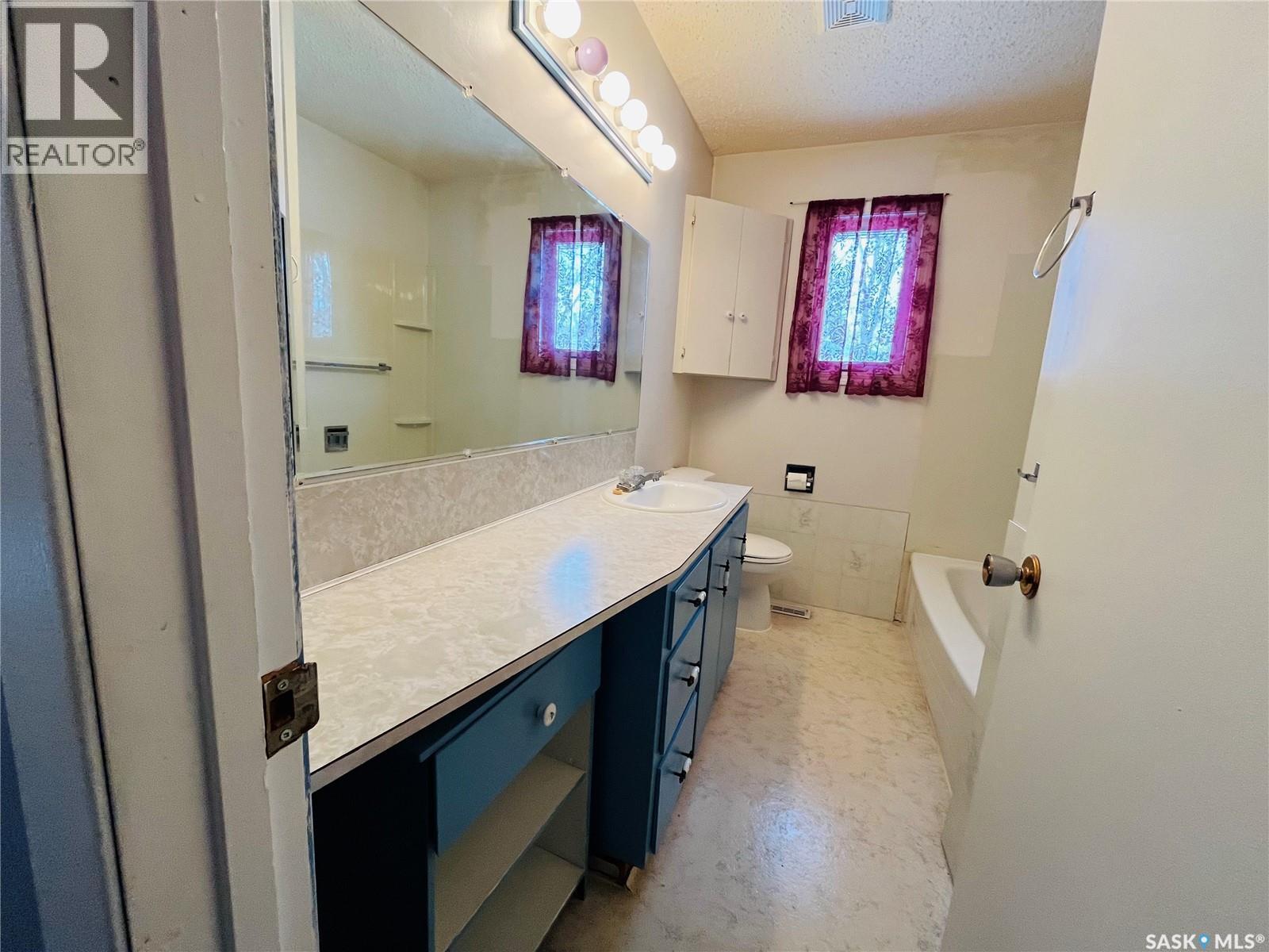 500 Reed Street, Morse, SK - Indoor Photo Showing Bathroom