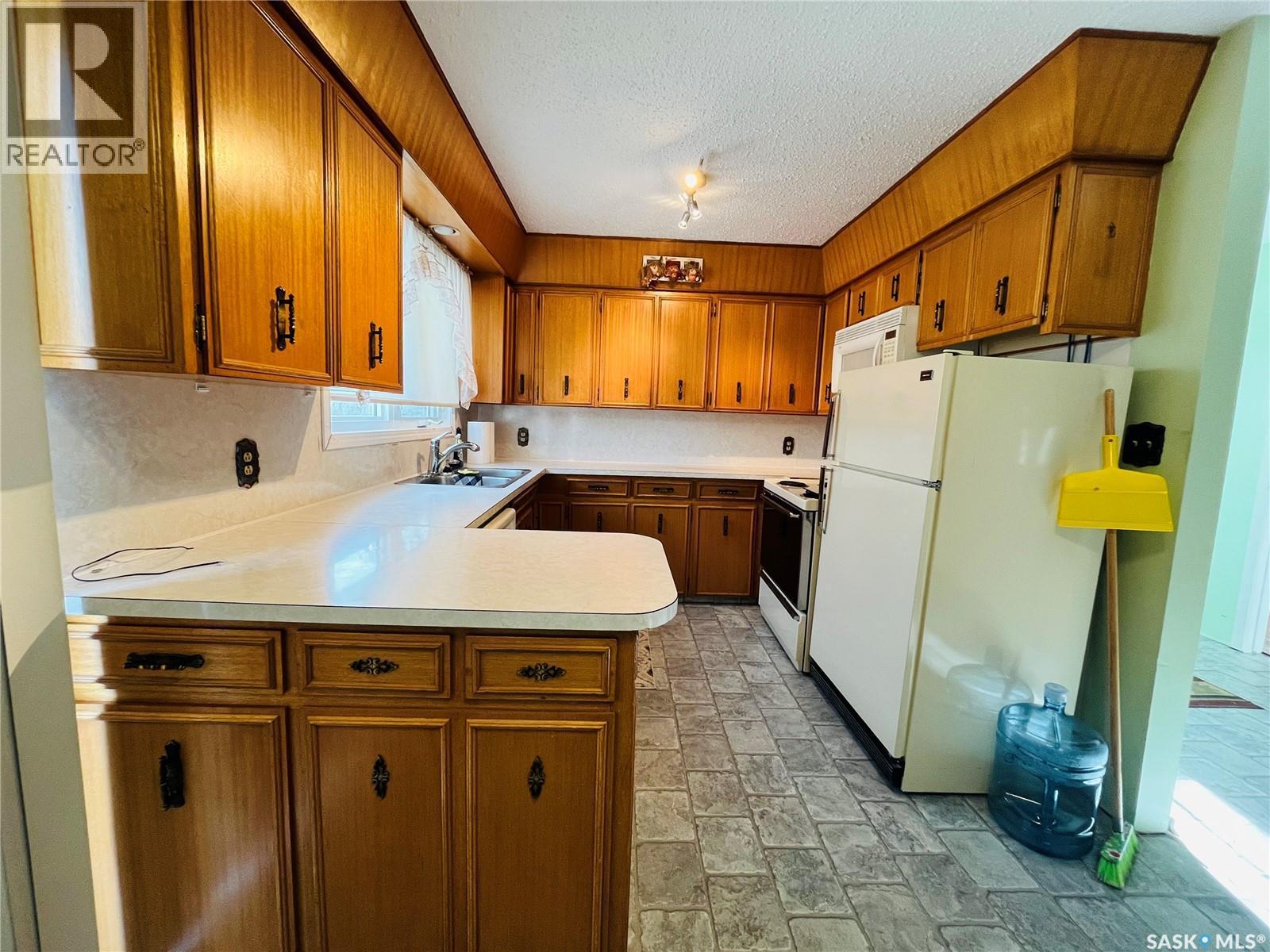 500 Reed Street, Morse, SK - Indoor Photo Showing Kitchen With Double Sink