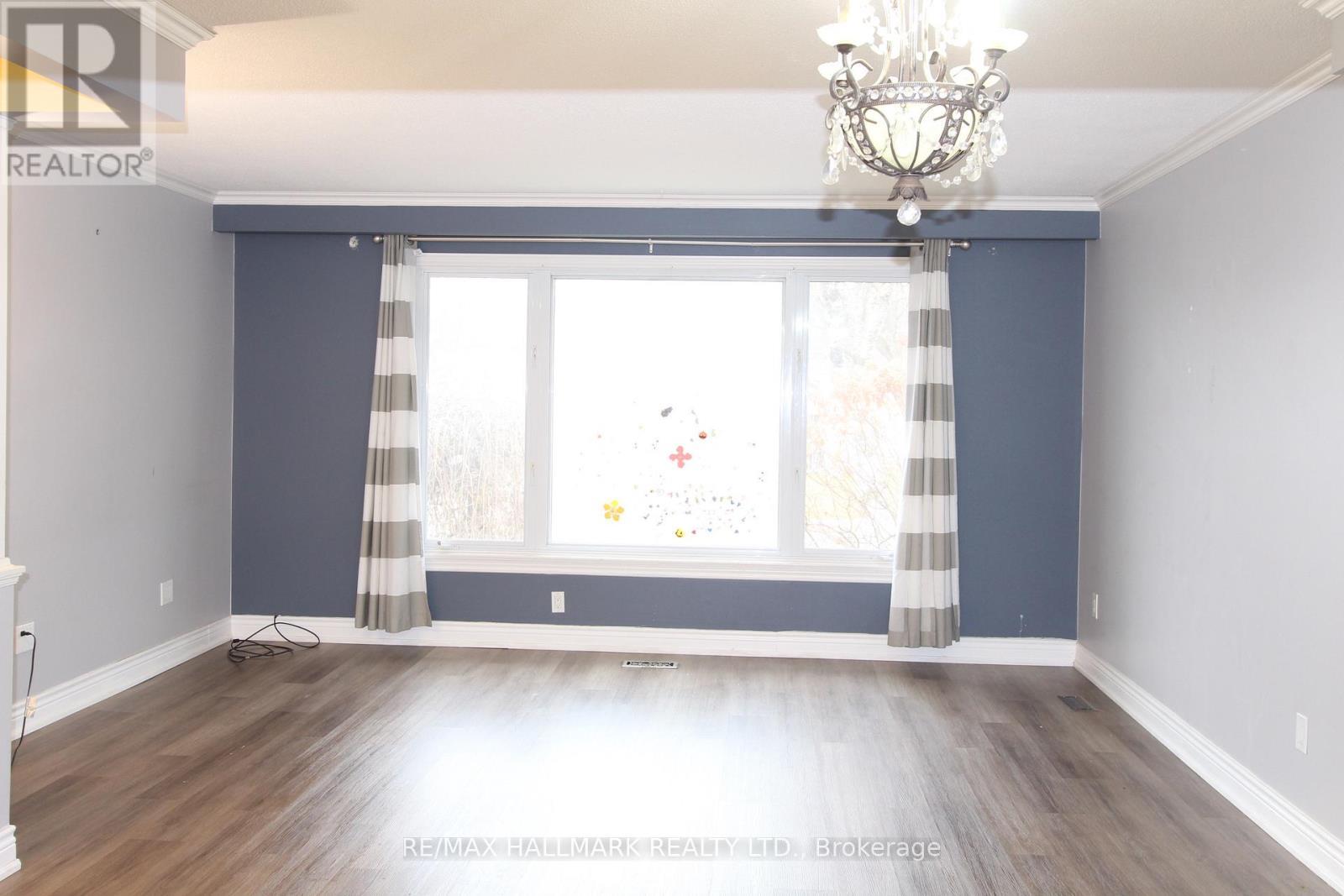 Upper Unit - 8 Meadowland Avenue, Barrie, ON - Indoor Photo Showing Other Room