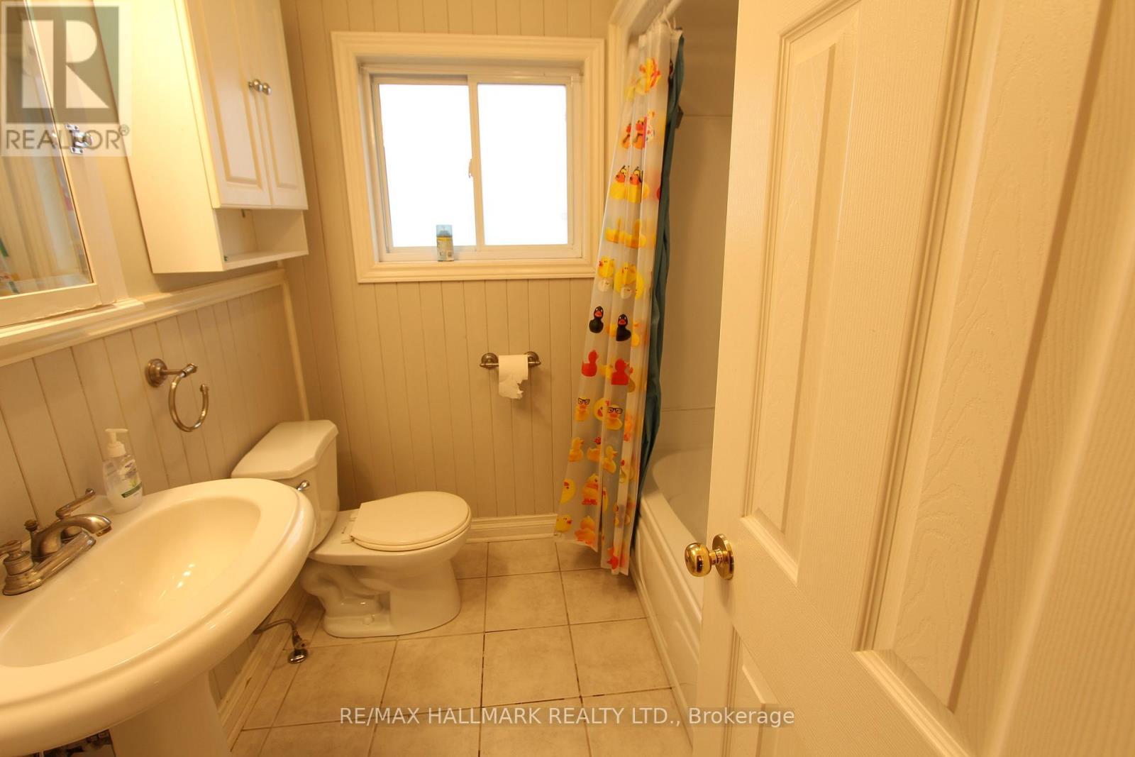 Upper Unit - 8 Meadowland Avenue, Barrie, ON - Indoor Photo Showing Bathroom