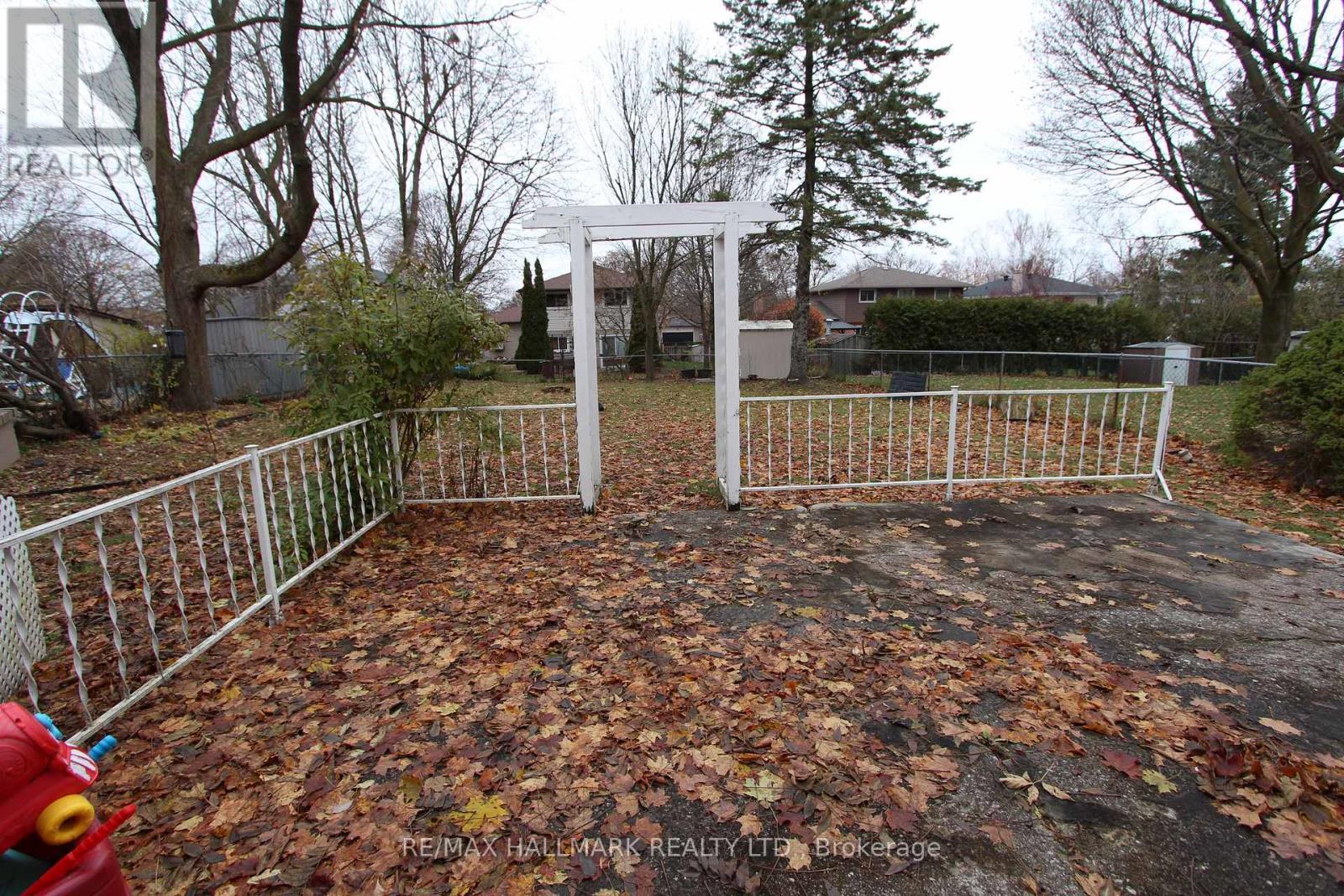 Upper Unit - 8 Meadowland Avenue, Barrie, ON - Outdoor