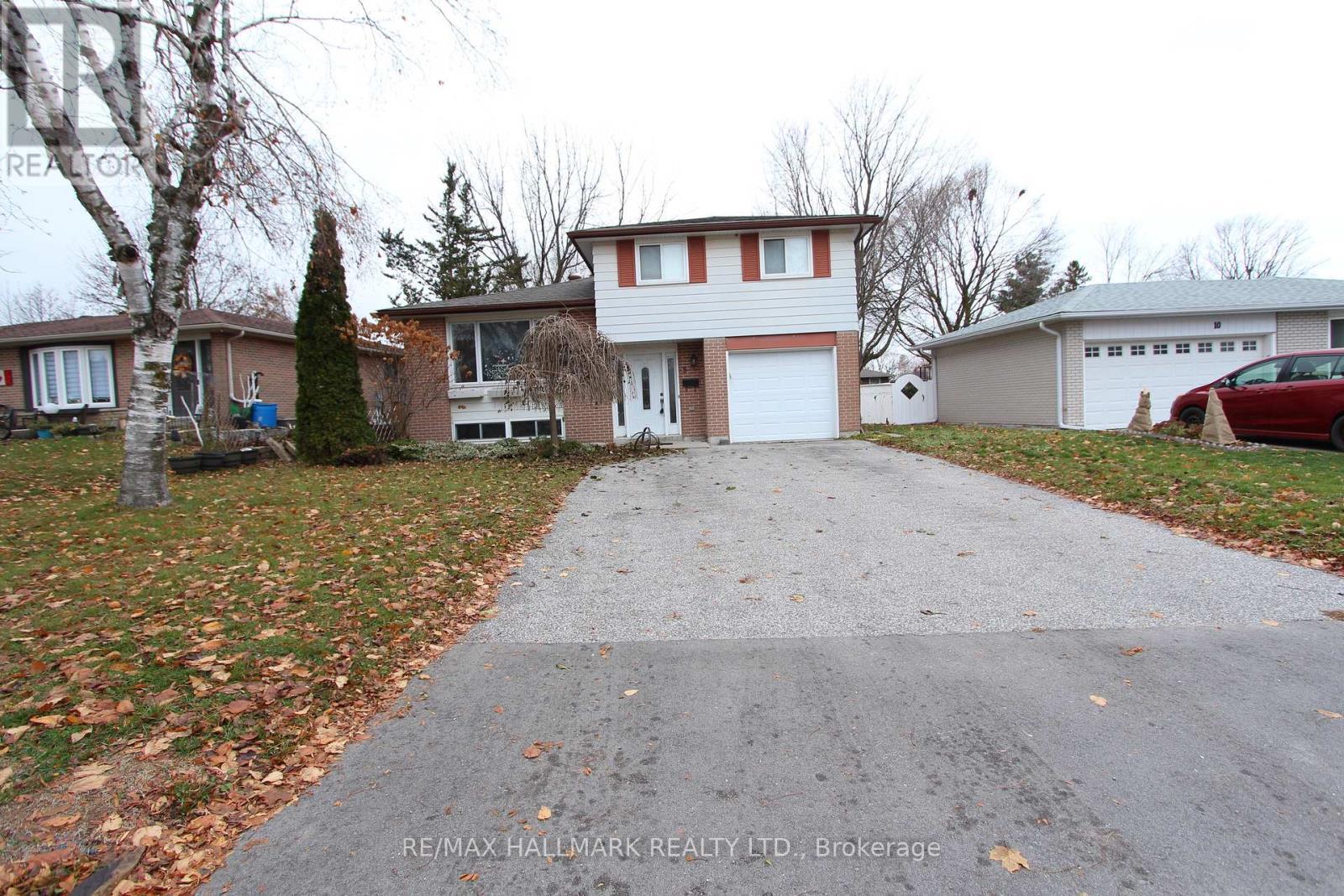 Upper Unit - 8 Meadowland Avenue, Barrie, ON - Outdoor