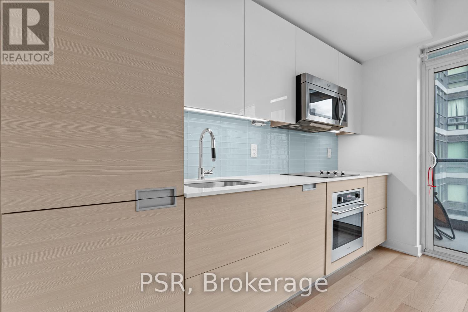 1002 - 210 Simcoe Street, Toronto, ON - Indoor Photo Showing Kitchen