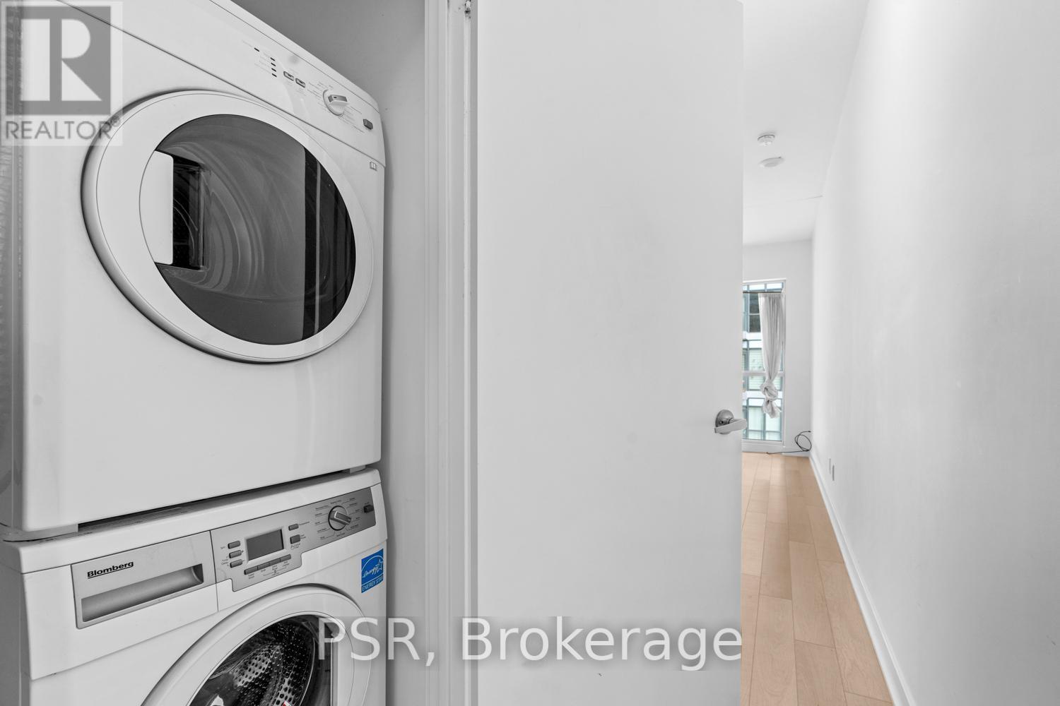 1002 - 210 Simcoe Street, Toronto, ON - Indoor Photo Showing Laundry Room