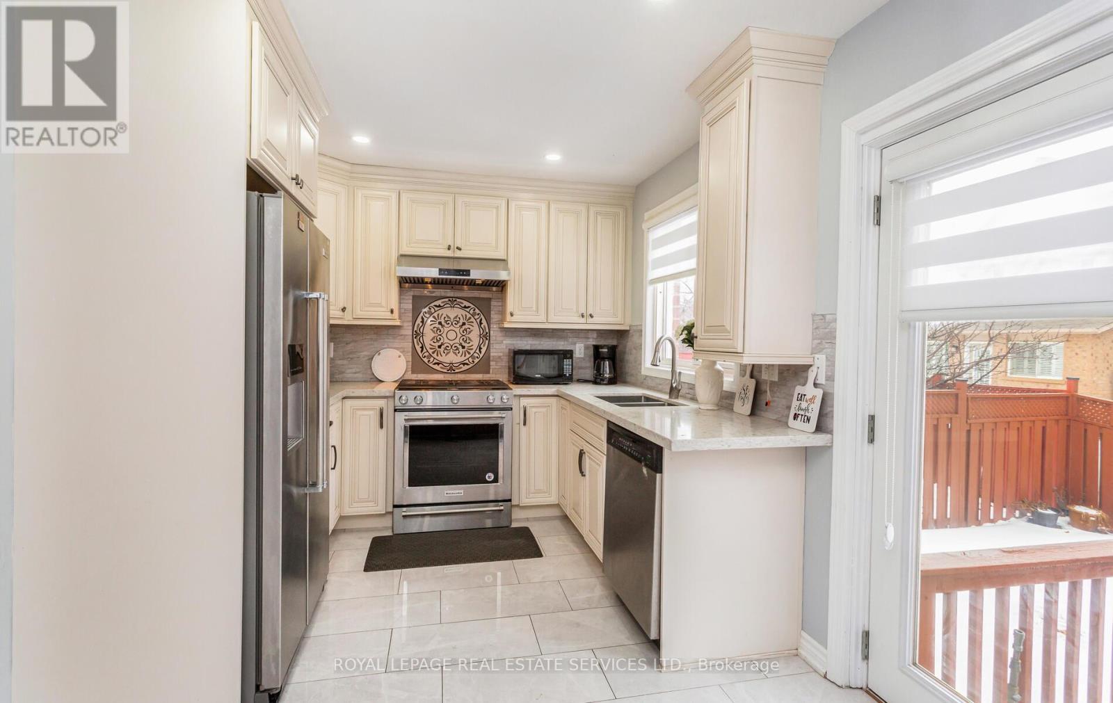 5050 Bunton Crescent, Burlington, ON - Indoor Photo Showing Kitchen With Stainless Steel Kitchen With Double Sink