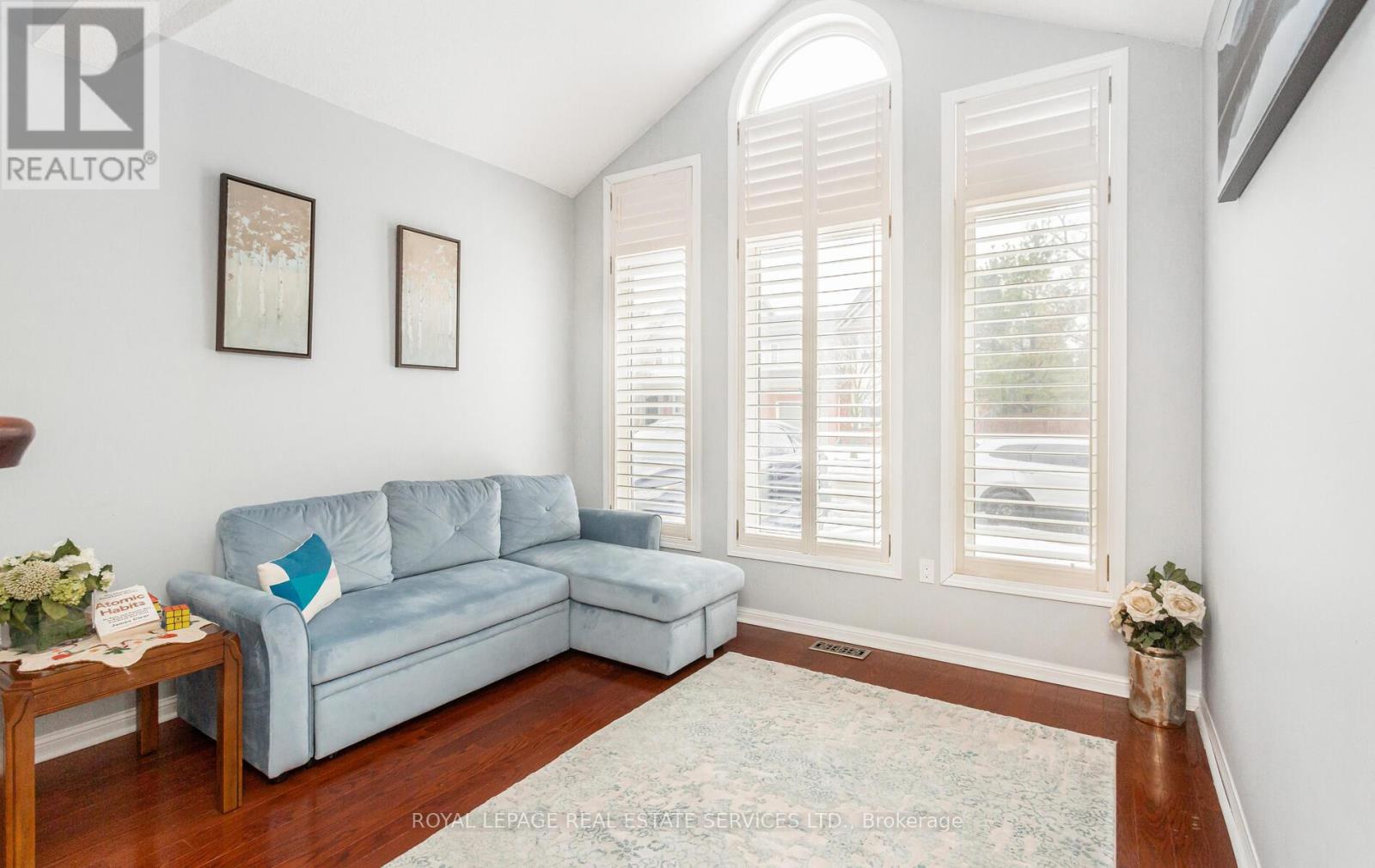 5050 Bunton Crescent, Burlington, ON - Indoor Photo Showing Living Room