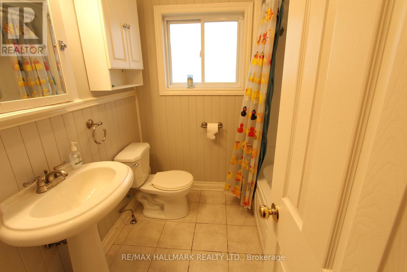 Entire House - 8 Meadowland Avenue, Barrie, ON - Indoor Photo Showing Bathroom