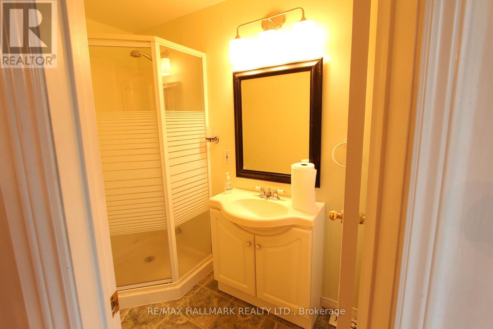 Entire House - 8 Meadowland Avenue, Barrie, ON - Indoor Photo Showing Bathroom