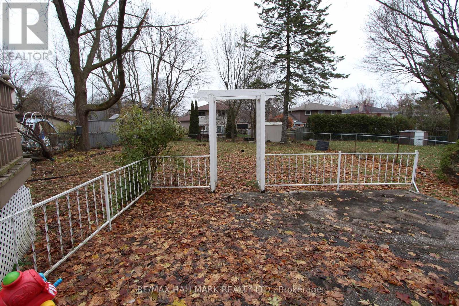 Entire House - 8 Meadowland Avenue, Barrie, ON - Outdoor