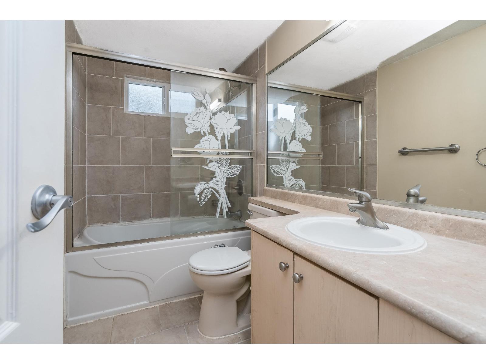 13288 64A Avenue, Surrey, BC - Indoor Photo Showing Bathroom