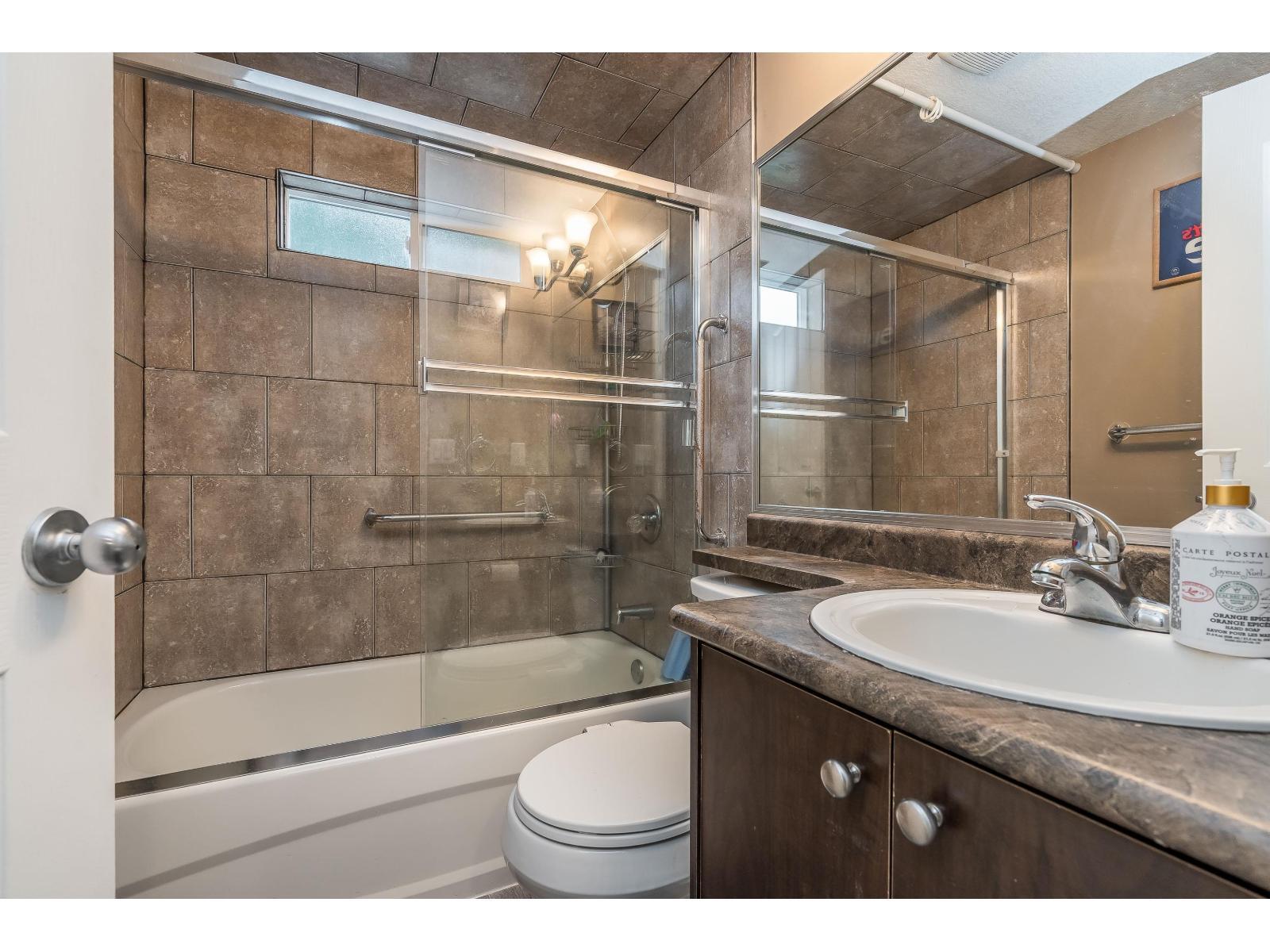 13288 64A Avenue, Surrey, BC - Indoor Photo Showing Bathroom