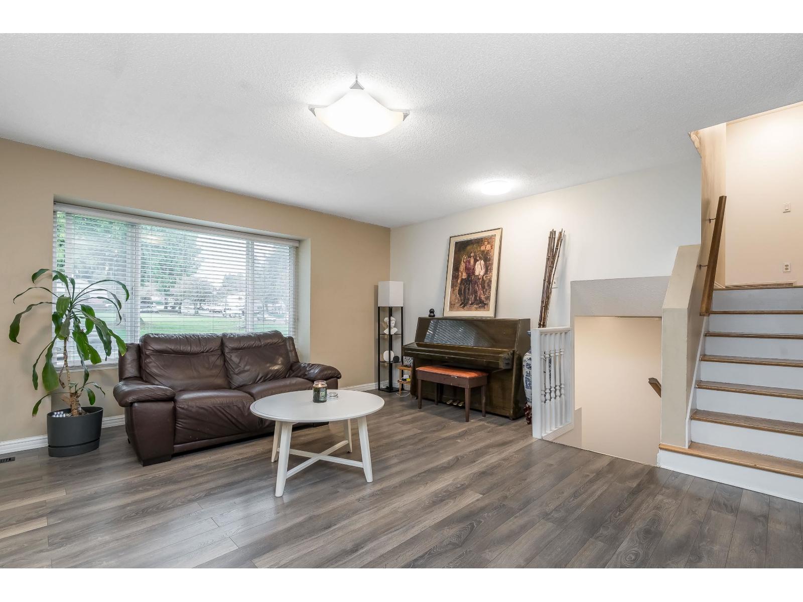 13288 64A Avenue, Surrey, BC - Indoor Photo Showing Living Room