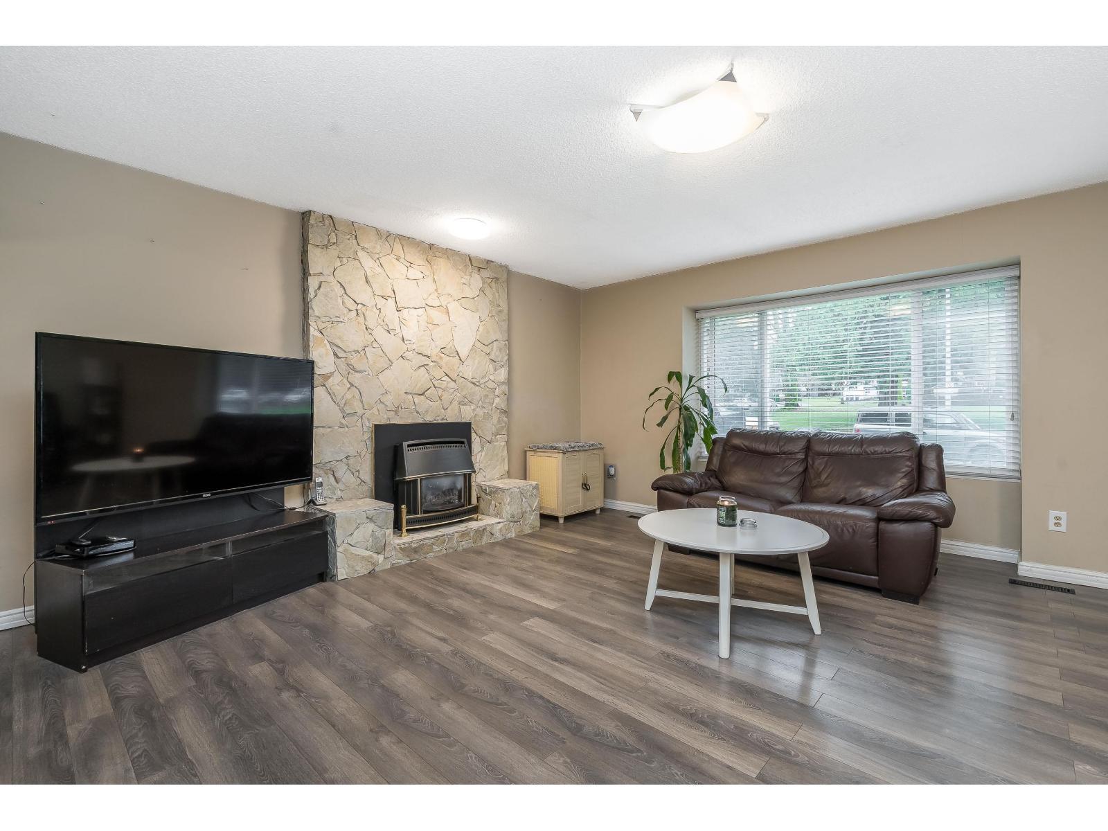 13288 64A Avenue, Surrey, BC - Indoor Photo Showing Living Room With Fireplace