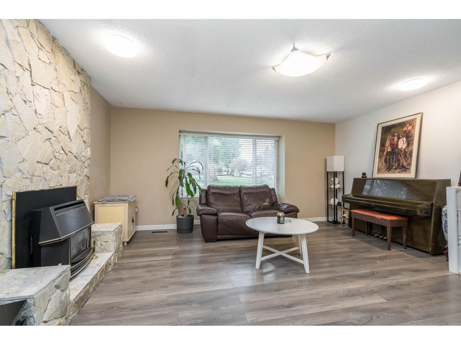 13288 64A Avenue, Surrey, BC - Indoor Photo Showing Living Room With Fireplace