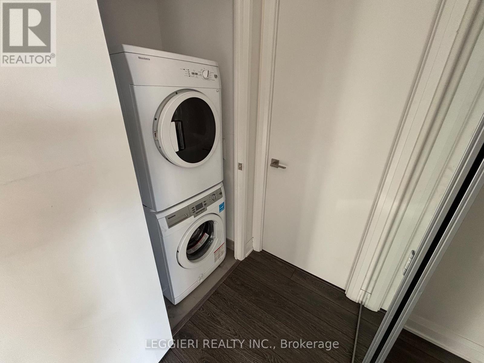 1404 - 36 Park Lawn Road, Toronto, ON - Indoor Photo Showing Laundry Room