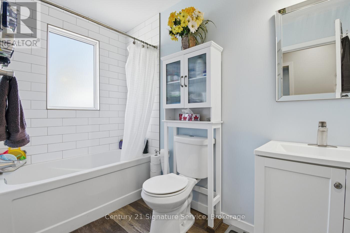 30 Louth Street, St. Catharines, ON - Indoor Photo Showing Bathroom