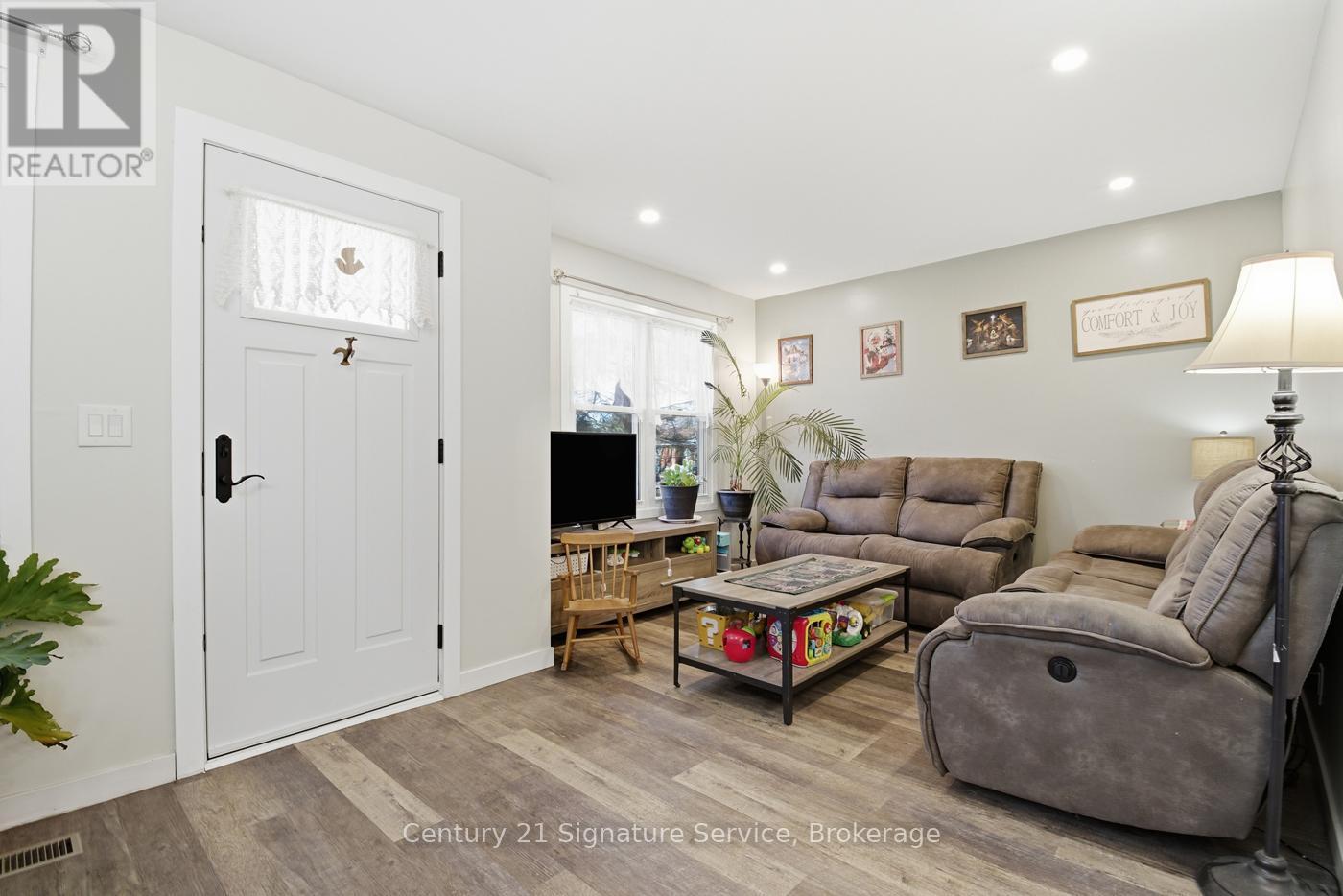 30 Louth Street, St. Catharines, ON - Indoor Photo Showing Living Room