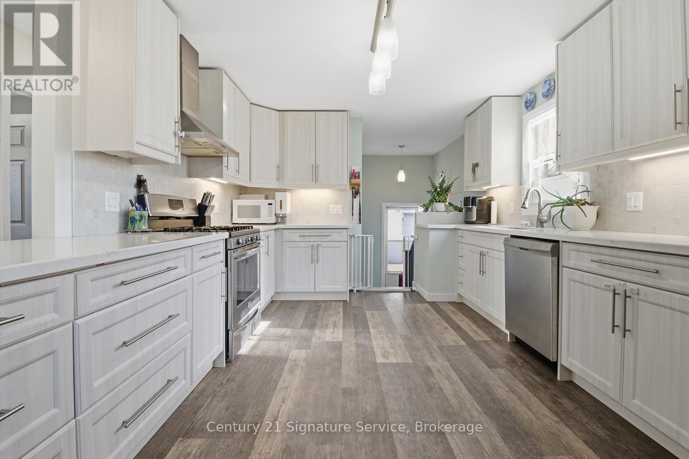 30 Louth Street, St. Catharines, ON - Indoor Photo Showing Kitchen