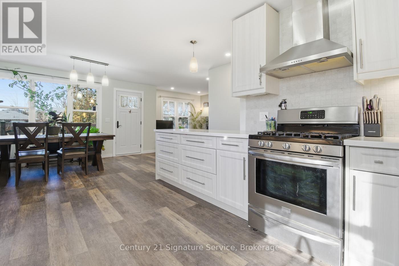30 Louth Street, St. Catharines, ON - Indoor Photo Showing Kitchen