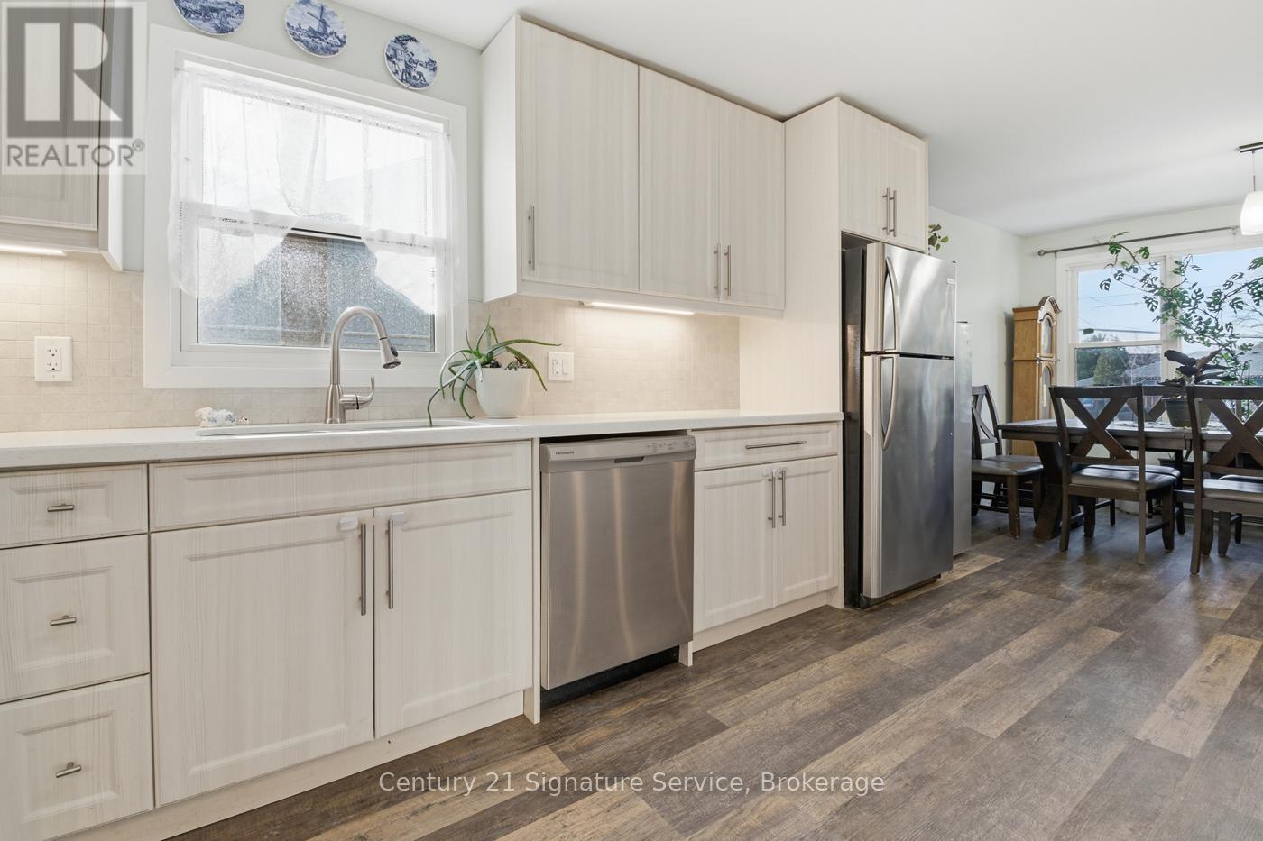 30 Louth Street, St. Catharines, ON - Indoor Photo Showing Kitchen With Upgraded Kitchen
