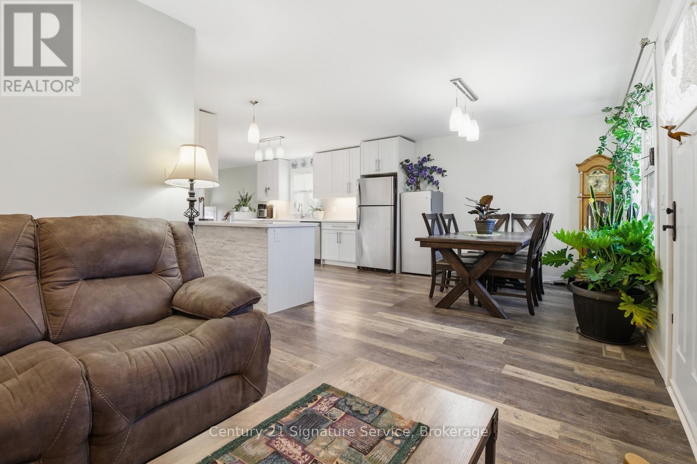 30 Louth Street, St. Catharines, ON - Indoor Photo Showing Living Room