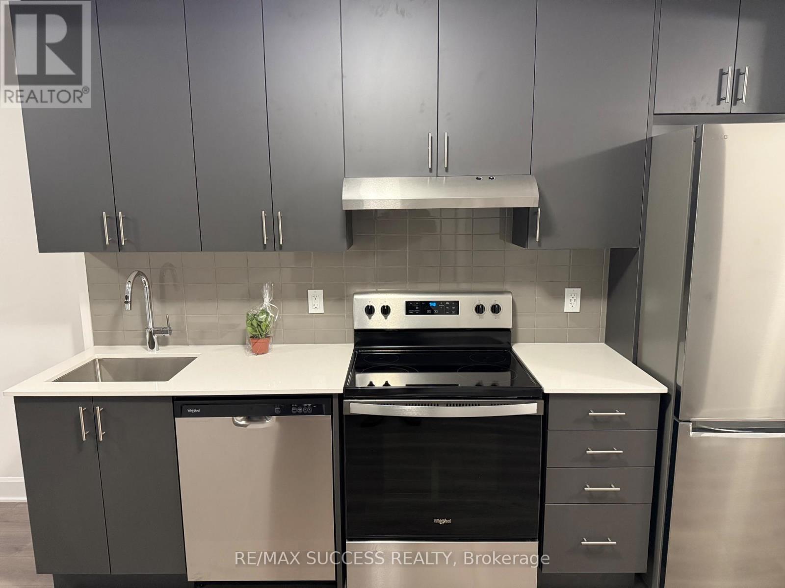 1205 - 3240 William Coltson Ave Avenue, Oakville, ON - Indoor Photo Showing Kitchen With Upgraded Kitchen