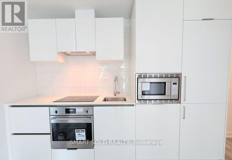 1706 - 238 Simcoe Street, Toronto, ON - Indoor Photo Showing Kitchen