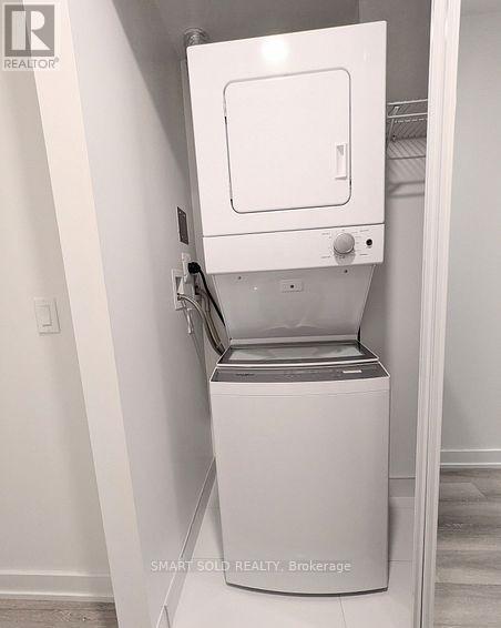 1706 - 238 Simcoe Street, Toronto, ON - Indoor Photo Showing Laundry Room