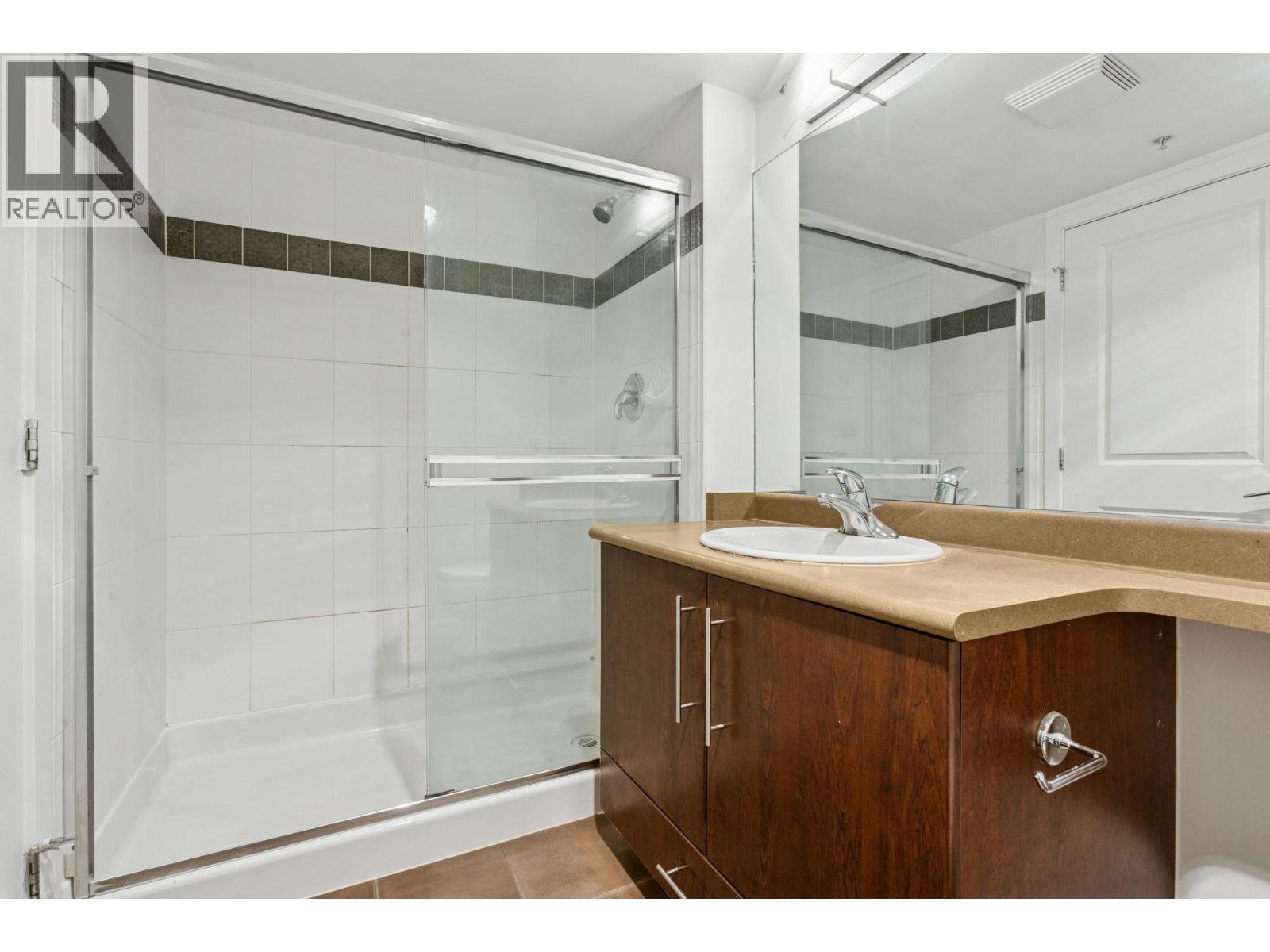 1902 2138 Madison Avenue, Burnaby, BC - Indoor Photo Showing Bathroom