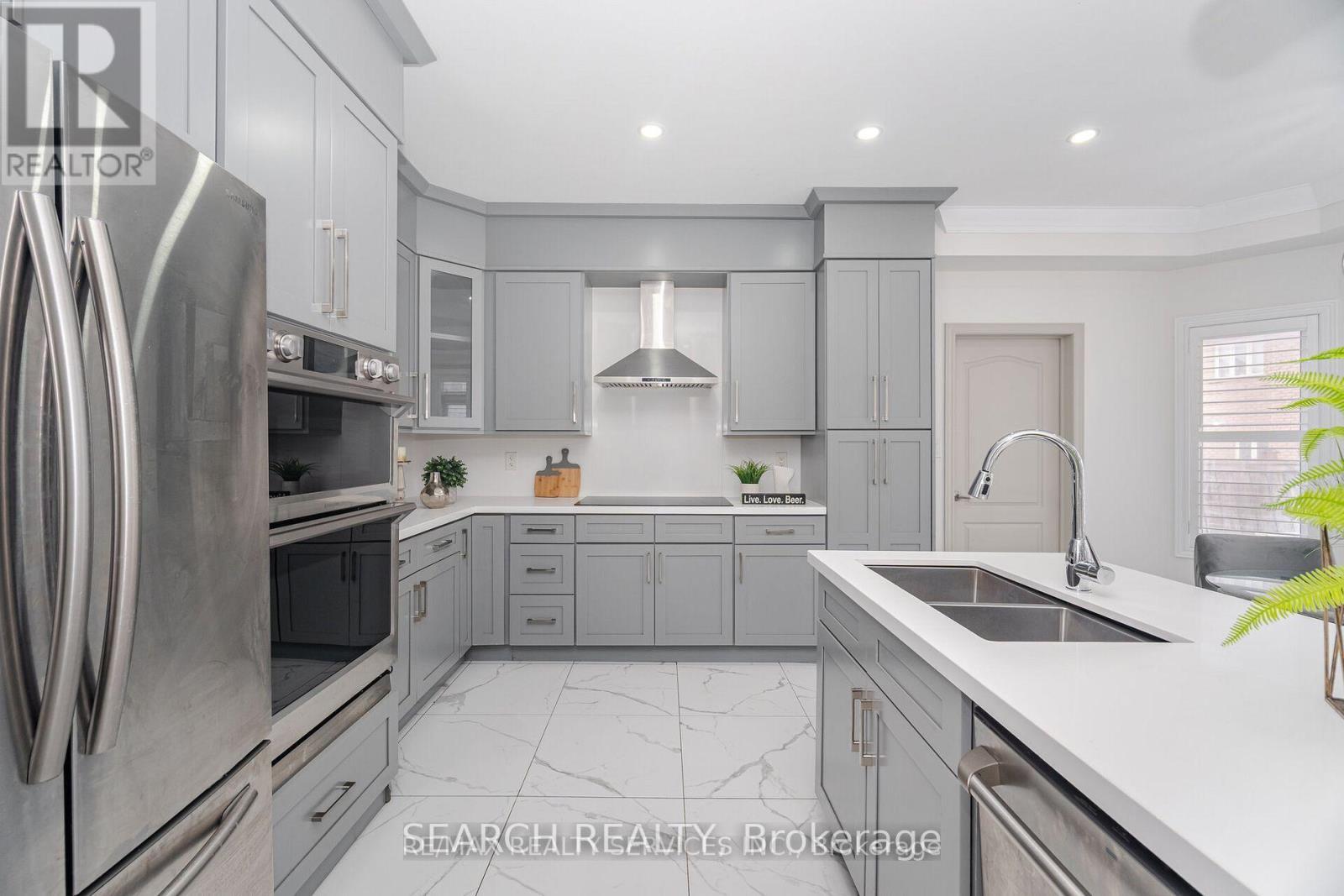 Upper - 20 Delmonico Road, Brampton, ON - Indoor Photo Showing Kitchen With Double Sink With Upgraded Kitchen