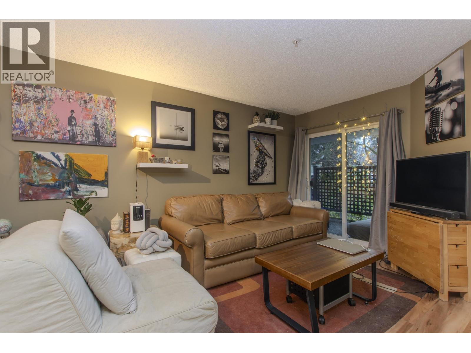 B109 40120 Willow Crescent, Squamish, BC - Indoor Photo Showing Living Room
