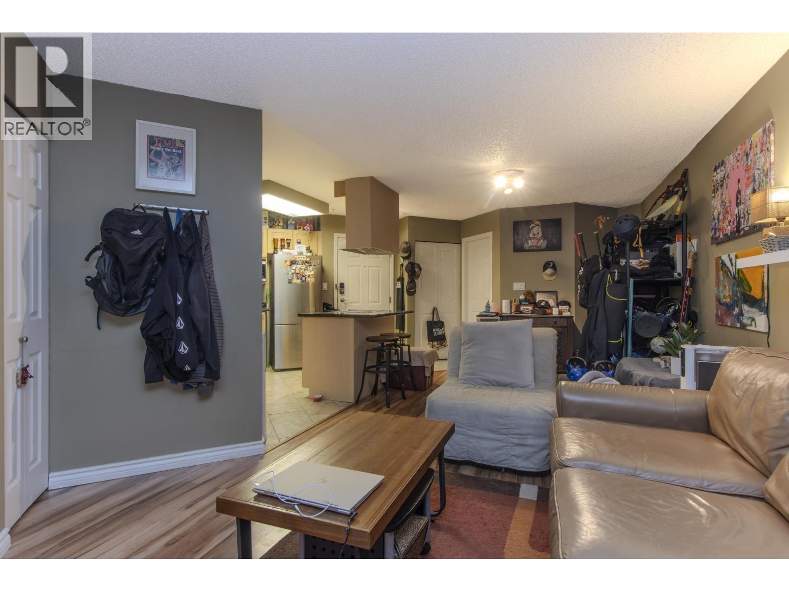 B109 40120 Willow Crescent, Squamish, BC - Indoor Photo Showing Living Room