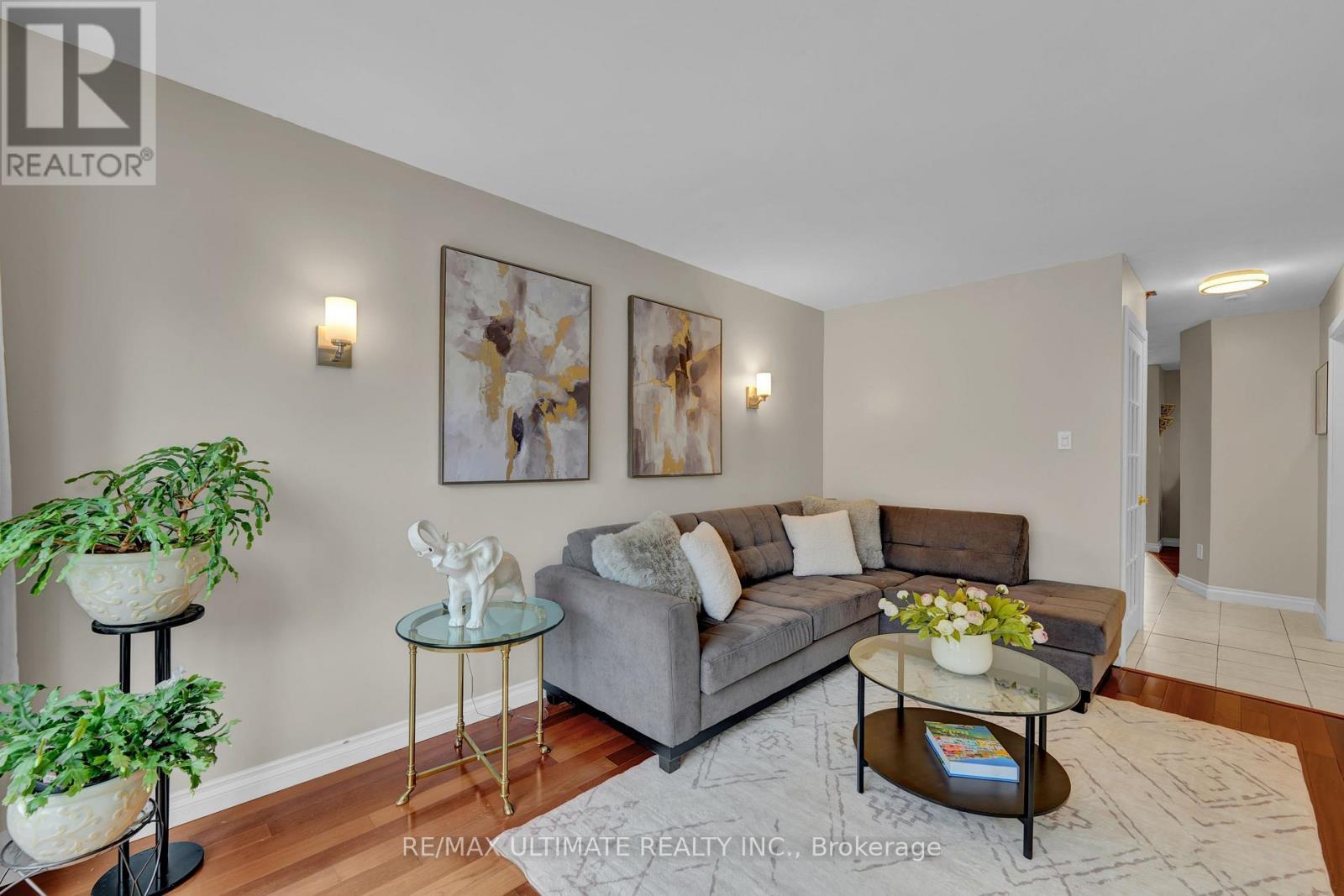 74 Robinson Crescent, Whitby, ON - Indoor Photo Showing Living Room