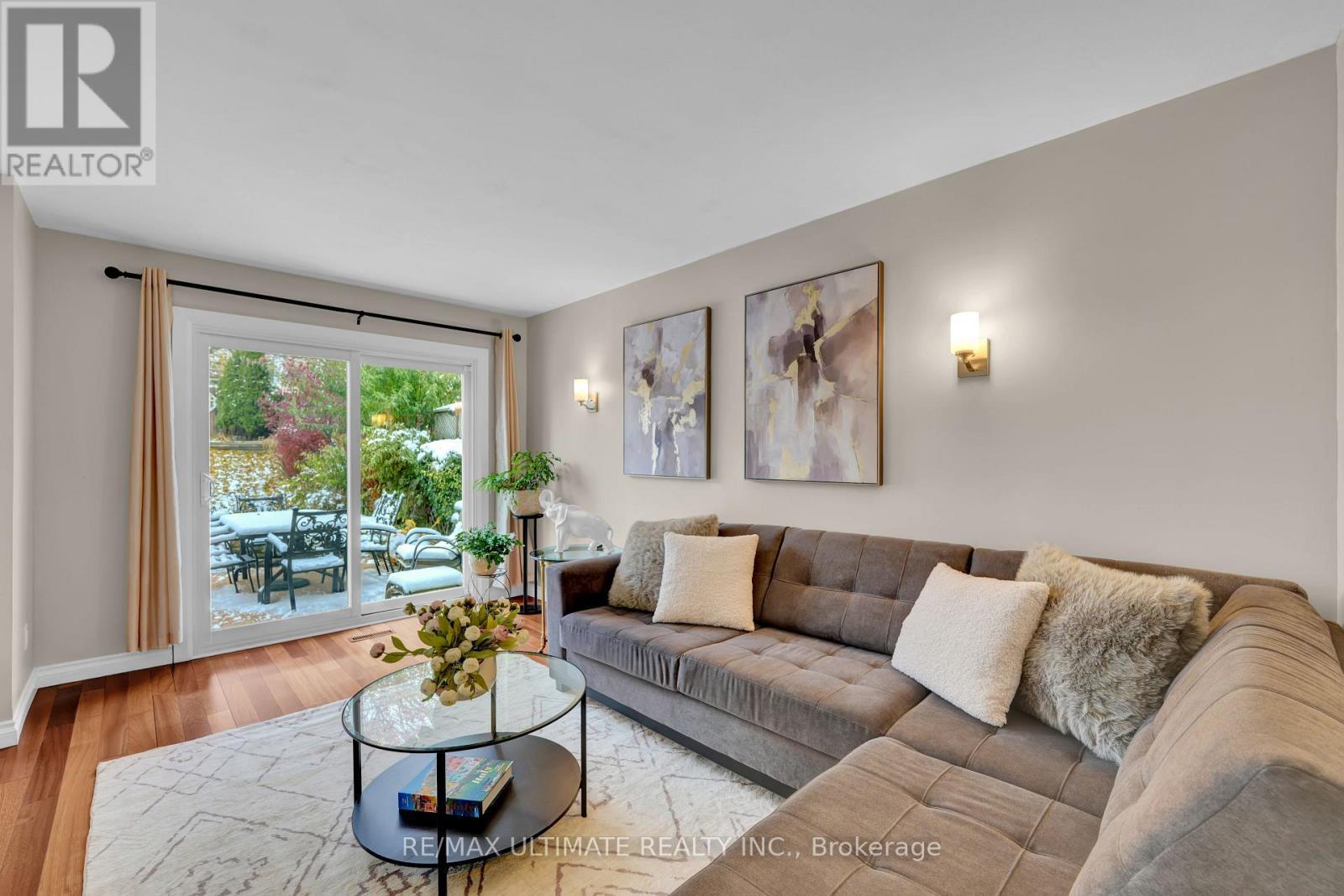 74 Robinson Crescent, Whitby, ON - Indoor Photo Showing Living Room