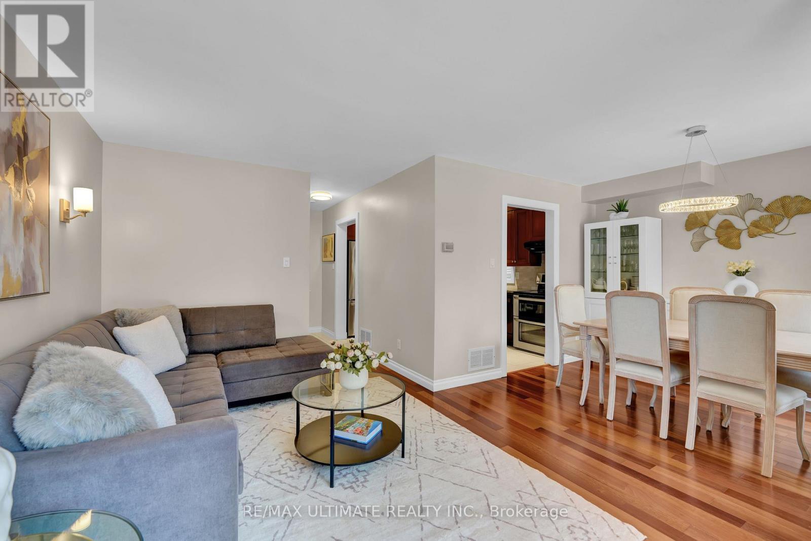74 Robinson Crescent, Whitby, ON - Indoor Photo Showing Living Room