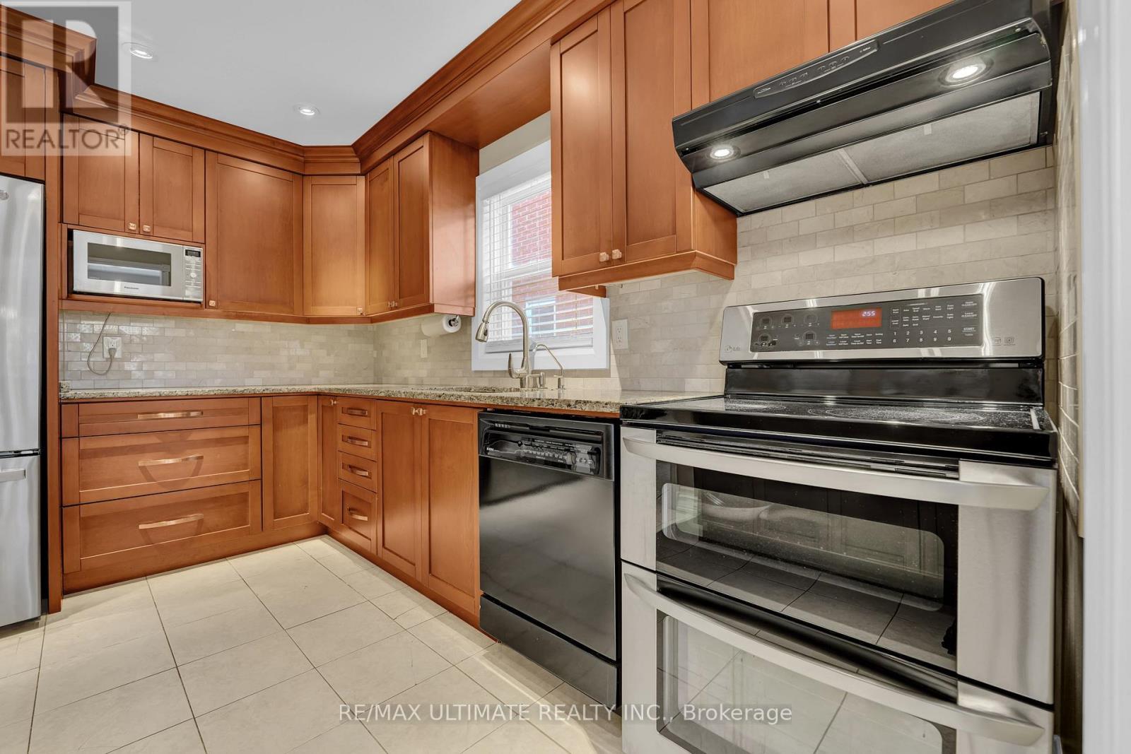 74 Robinson Crescent, Whitby, ON - Indoor Photo Showing Kitchen With Stainless Steel Kitchen