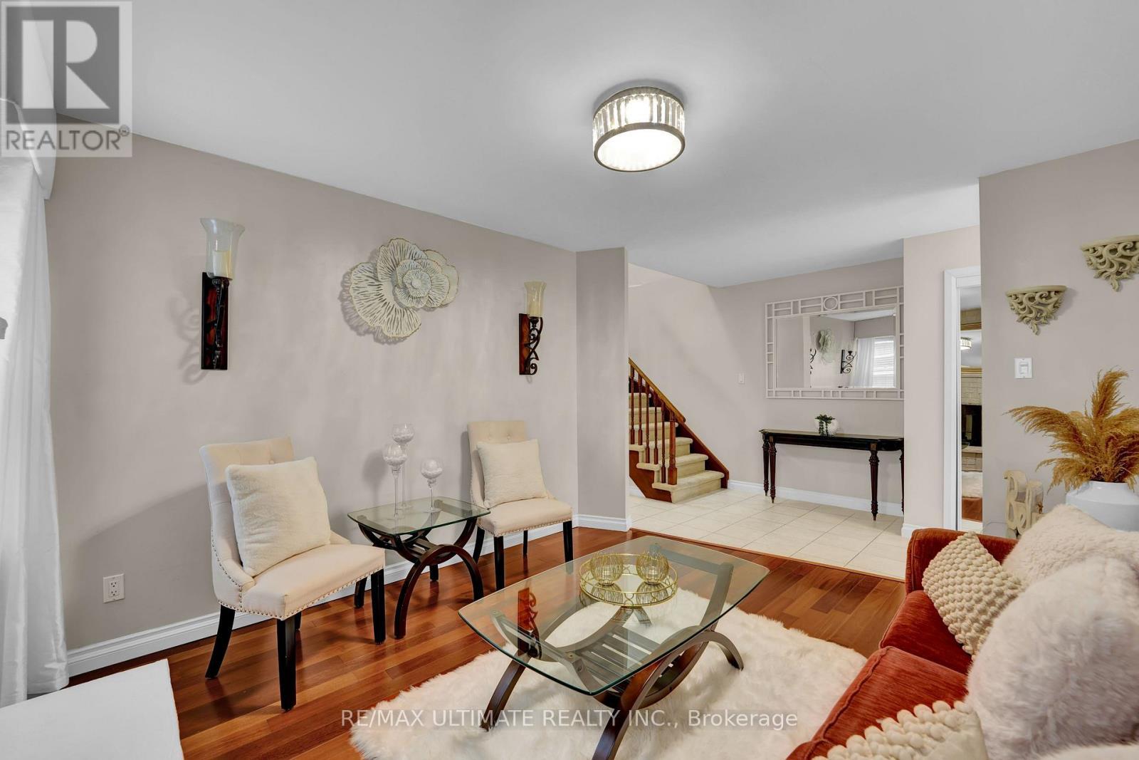 74 Robinson Crescent, Whitby, ON - Indoor Photo Showing Living Room