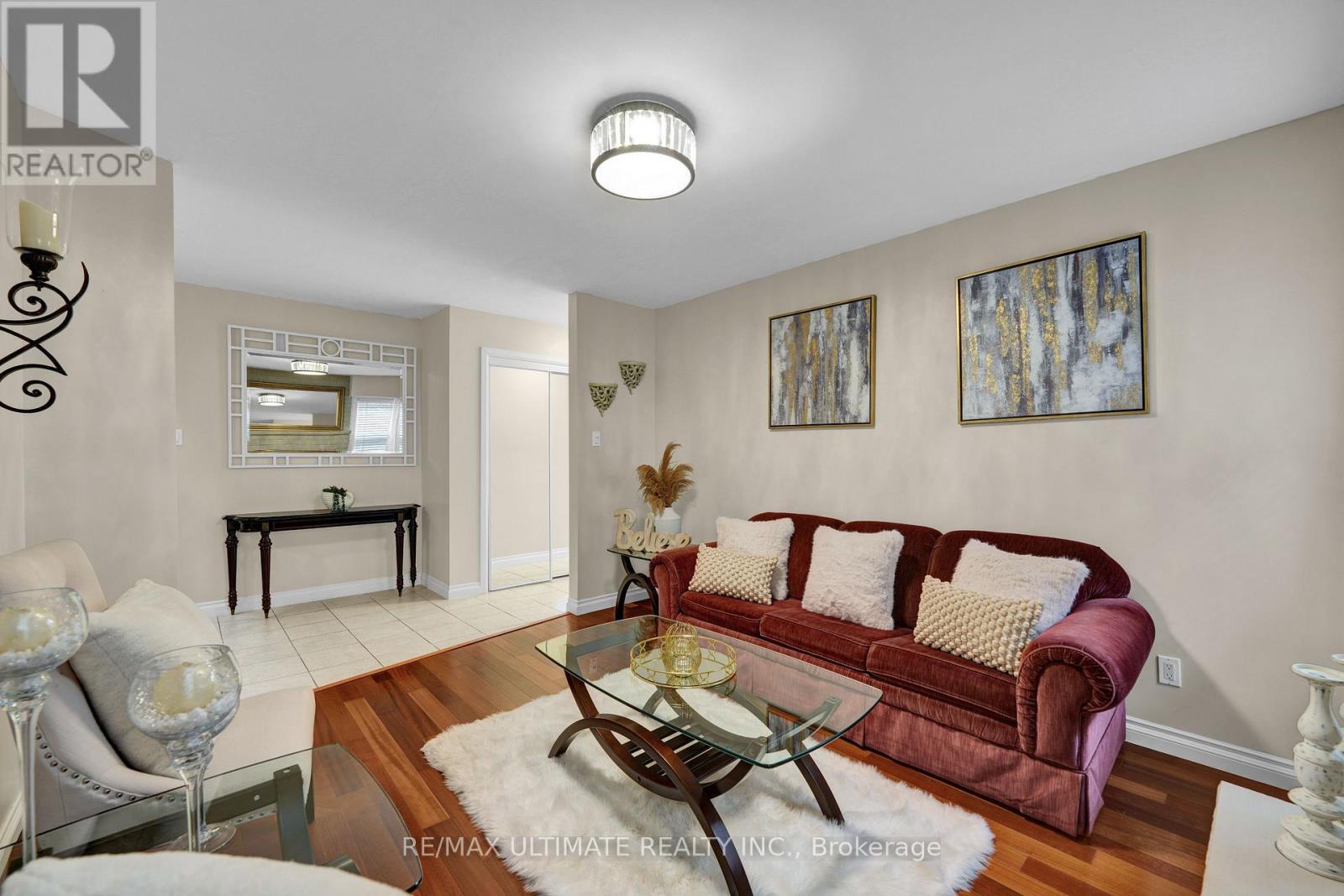 74 Robinson Crescent, Whitby, ON - Indoor Photo Showing Living Room