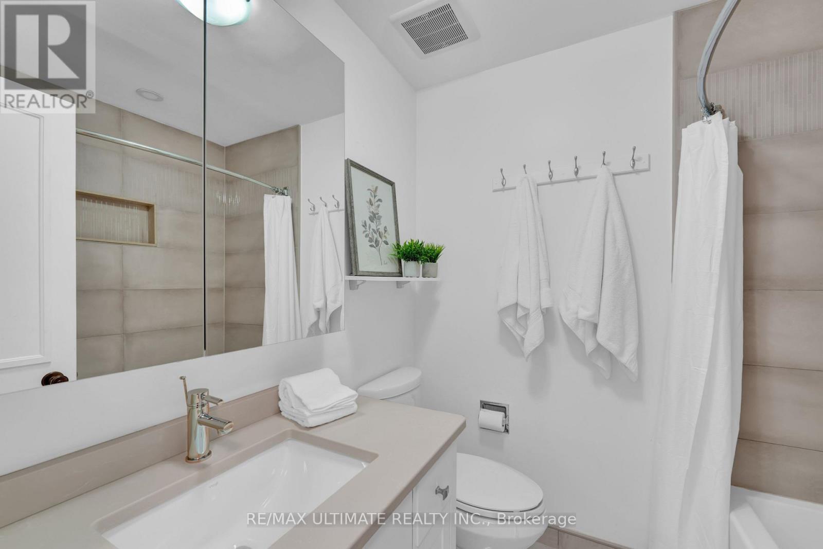 74 Robinson Crescent, Whitby, ON - Indoor Photo Showing Bathroom