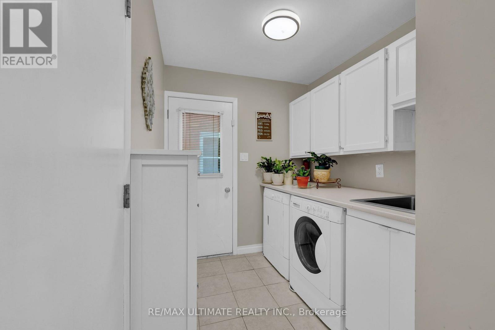 74 Robinson Crescent, Whitby, ON - Indoor Photo Showing Laundry Room
