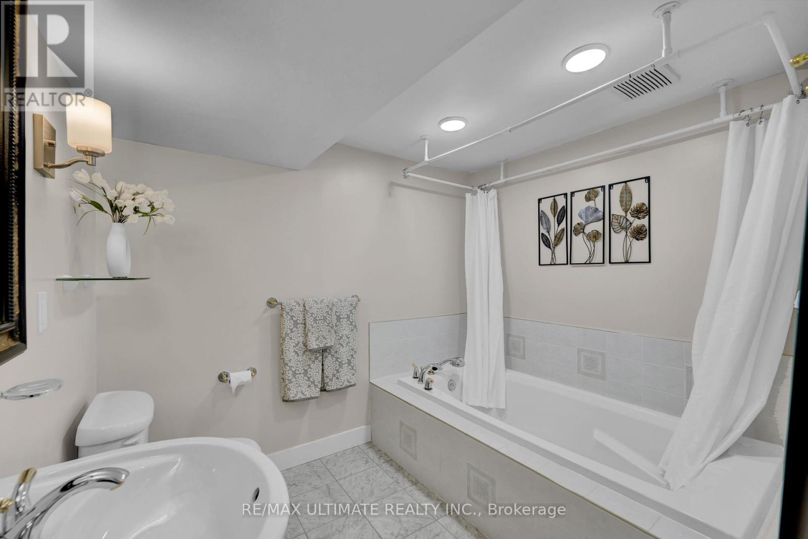 74 Robinson Crescent, Whitby, ON - Indoor Photo Showing Bathroom