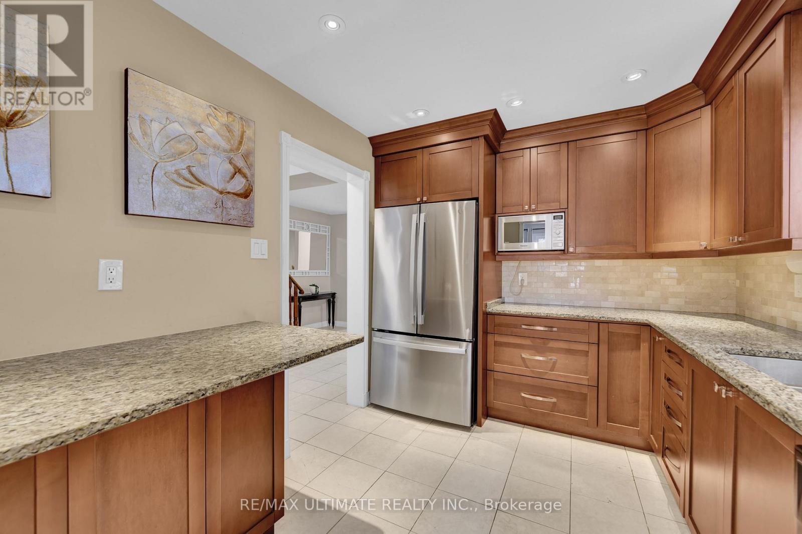 74 Robinson Crescent, Whitby, ON - Indoor Photo Showing Kitchen