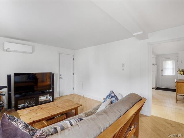 Living room - 130B-130 Av. Du Pacifique, Laval (Laval-Des-Rapides), QC - Indoor Photo Showing Living Room